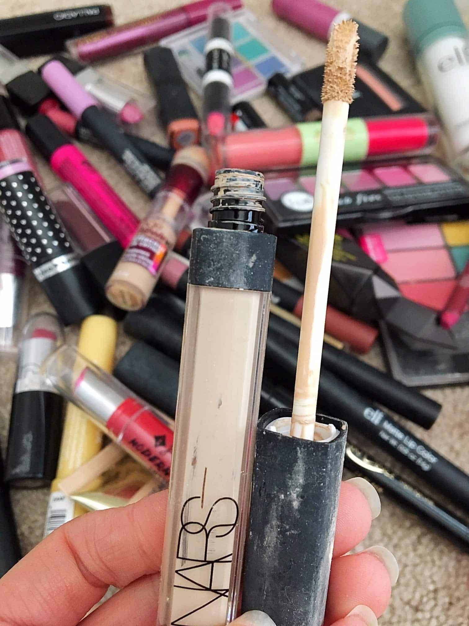 Wondering how long makeup products like foundation, lipstick, and eyeshadow is good for? Today I'm sharing a super helpful expiration guide for beauty products that will help you know exactly when to save or toss all your makeup products and tips on how to tell when products are expired.