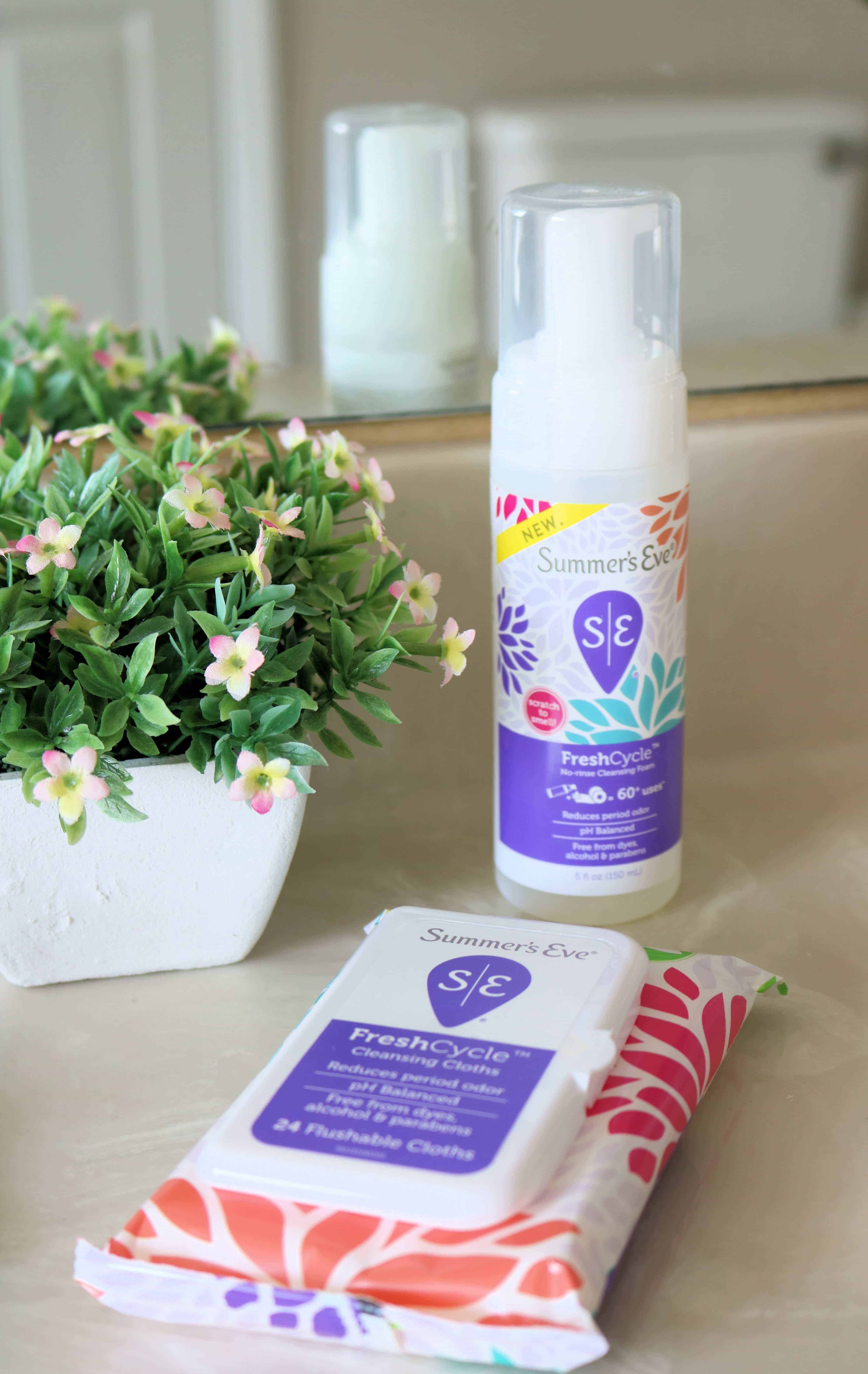 Want to feel more confident and fresh during your monthly cycle? Check out the new Summer's Eve FreshCycle collection with at-home and on-the-go feminine hygiene products for women. #ad #FreshCycle #SEFreshAF