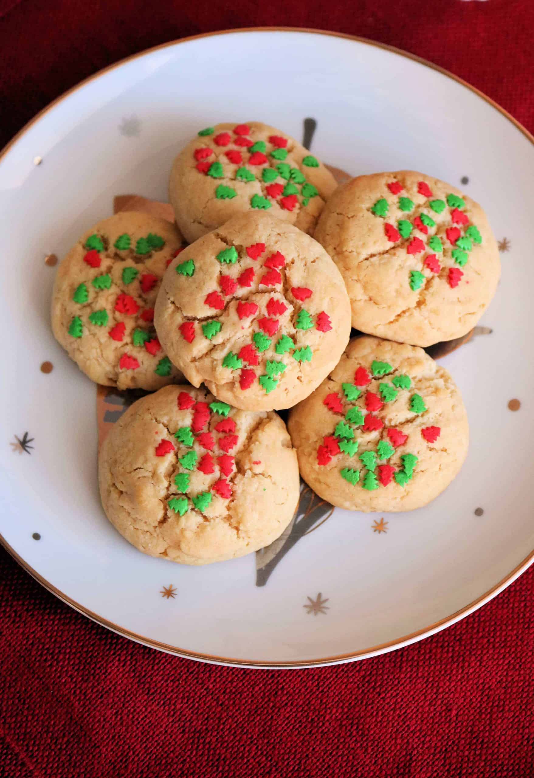Love making Christmas cookies? Looking for quick and easy Christmas cookie recipes to try this year? Check out my roundup of 70 Easy Christmas Cookie Recipes with Few Ingredients with classic Christmas cookies everyone will love! 