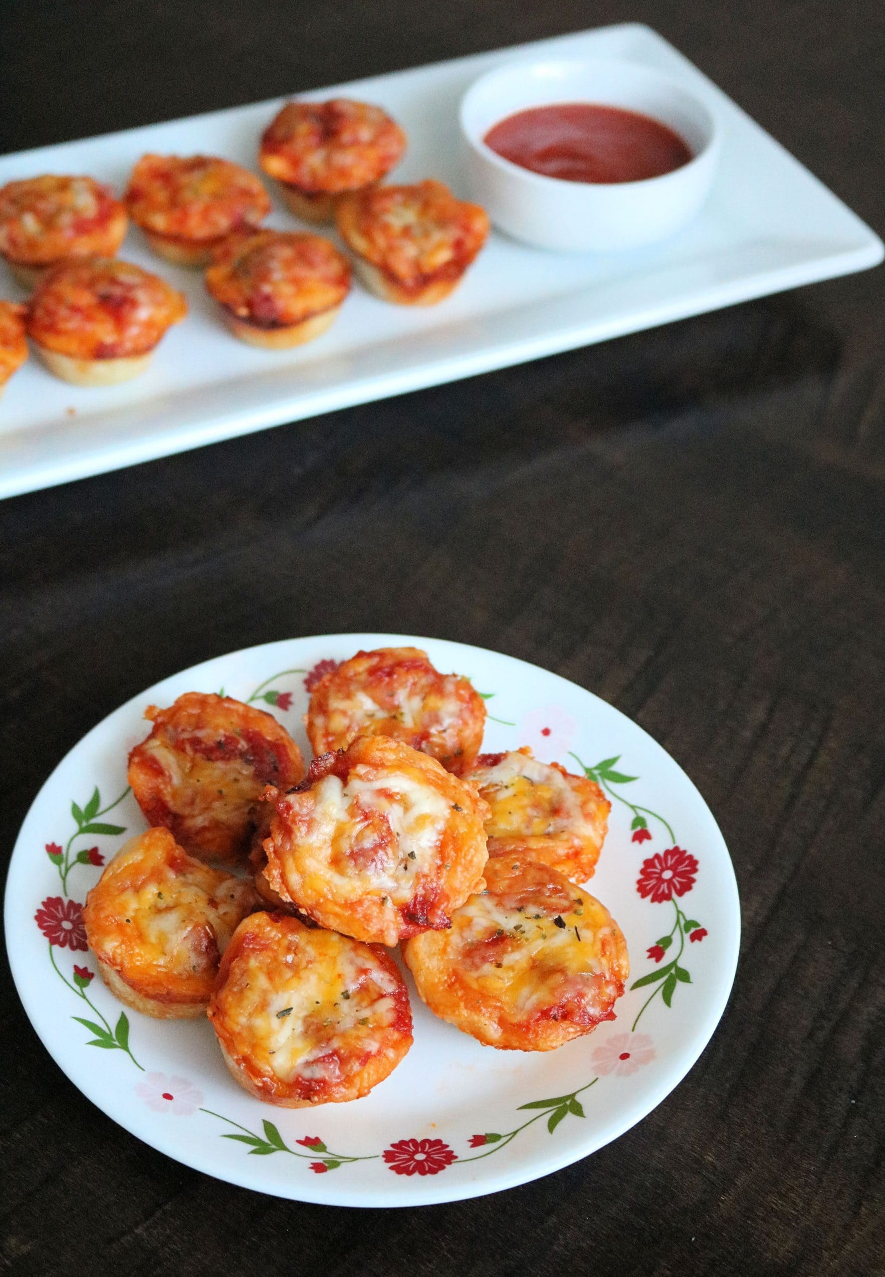 These Easy Mini Pepperoni Pizza Muffins are made with refrigerated pizza dough, pepperoni, cheese, pizza sauce, and Italian seasoning. Make these delicious pizza muffins for dinner in less than 20 minutes! #pizza #pizzarecipe #easydinner #appetizer