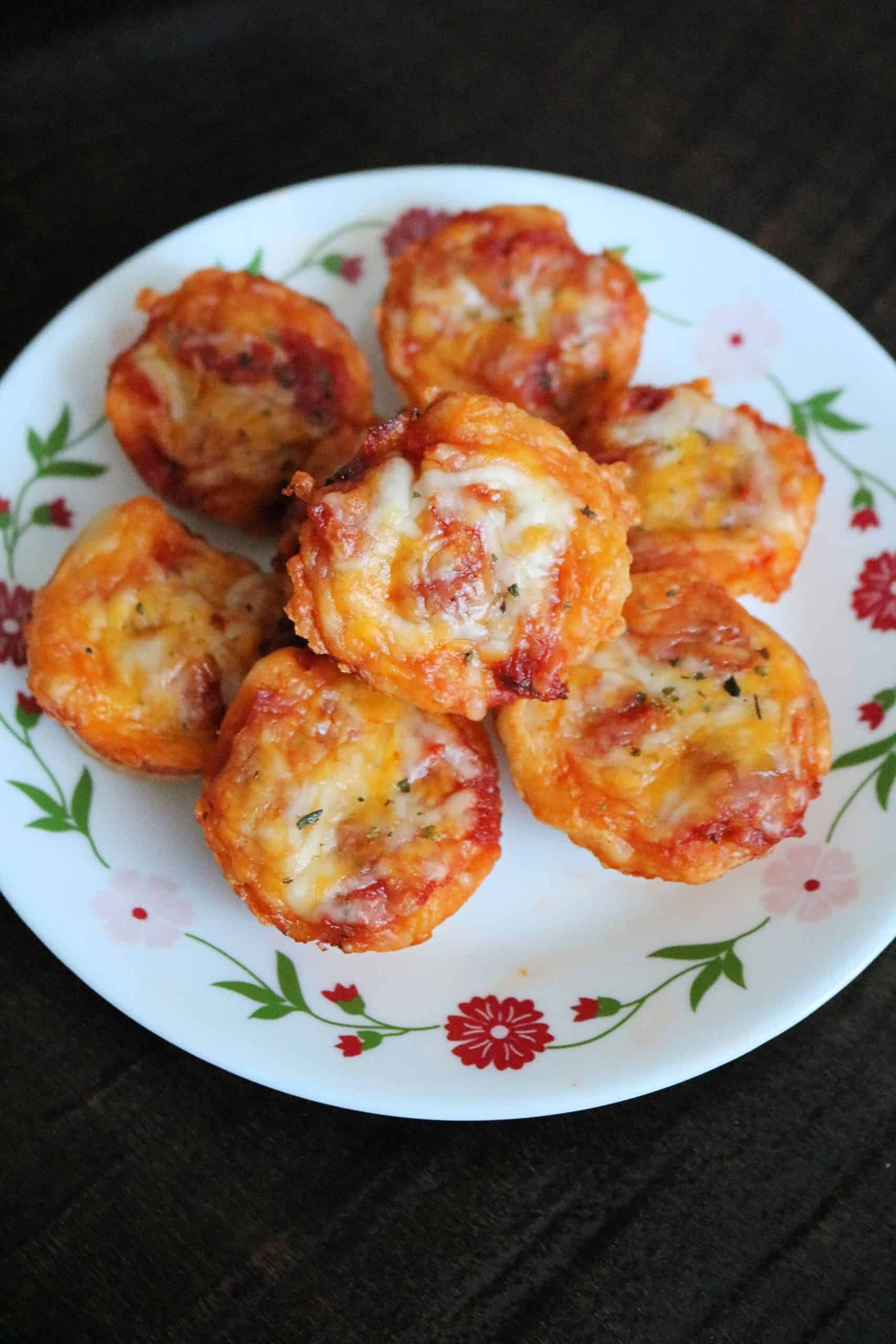 These Easy Mini Pepperoni Pizza Muffins are made with refrigerated pizza dough, pepperoni, cheese, pizza sauce, and Italian seasoning. Make these delicious pizza muffins for dinner in less than 20 minutes! #pizza #pizzarecipe #easydinner #appetizer