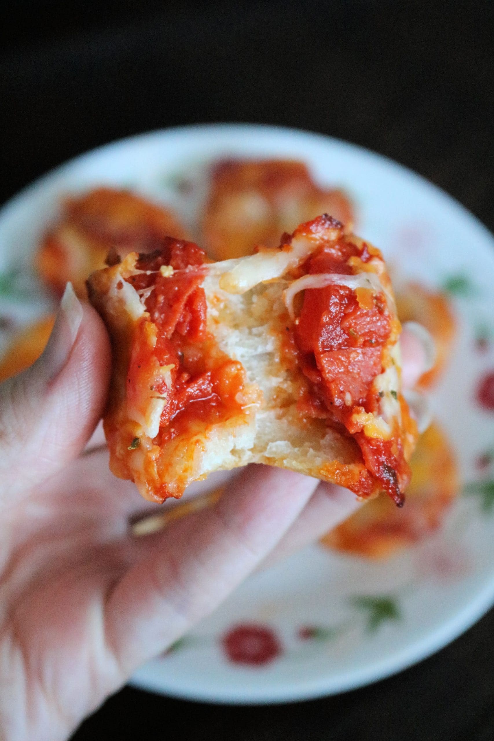 These Easy Mini Pepperoni Pizza Muffins are made with refrigerated pizza dough, pepperoni, cheese, pizza sauce, and Italian seasoning. Make these delicious pizza muffins for dinner in less than 20 minutes! #pizza #pizzarecipe #easydinner #appetizer