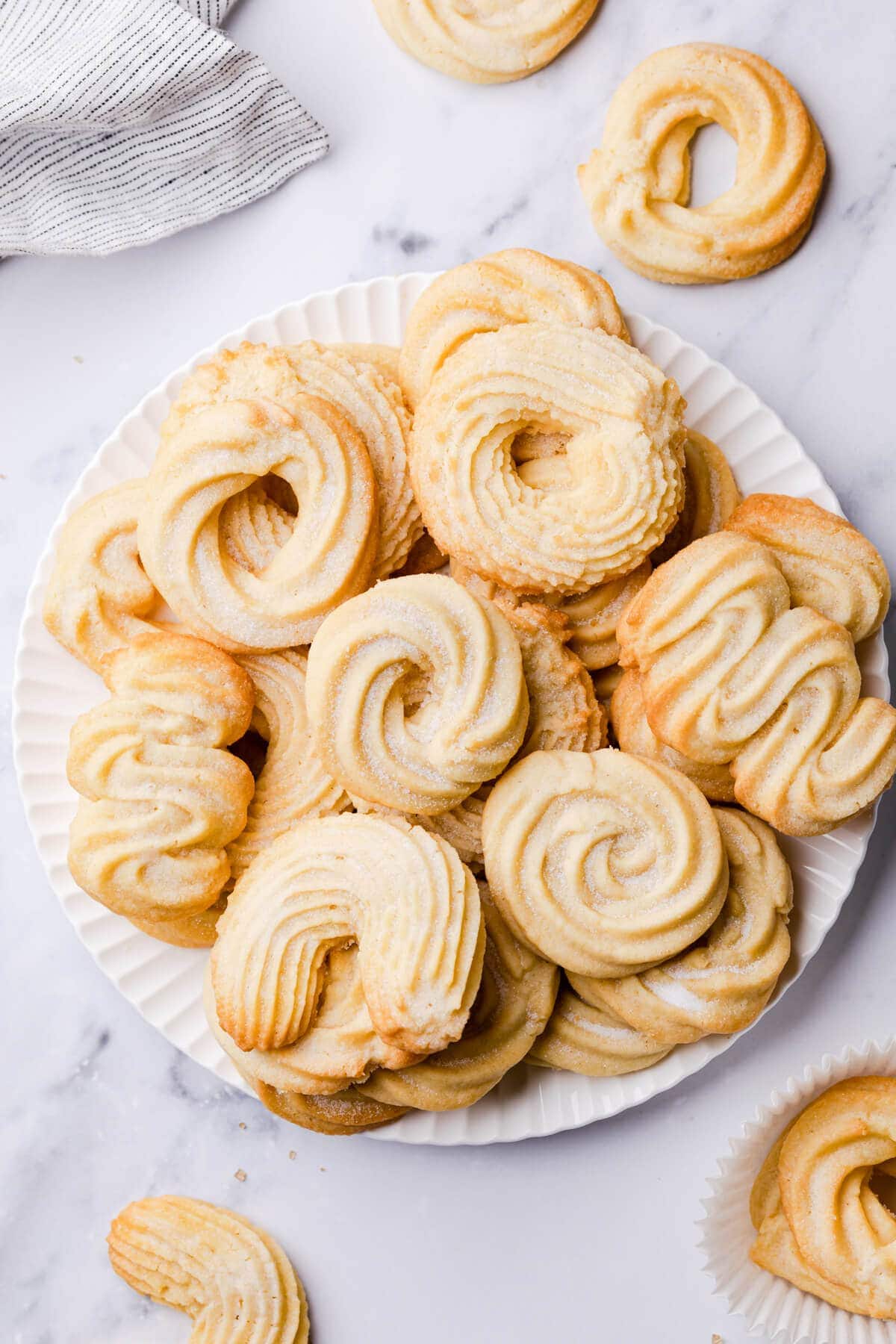 Love making Christmas cookies? Looking for quick and easy Christmas cookie recipes to try this year? Check out my roundup of 70 Easy Christmas Cookie Recipes with Few Ingredients with classic Christmas cookies everyone will love! 