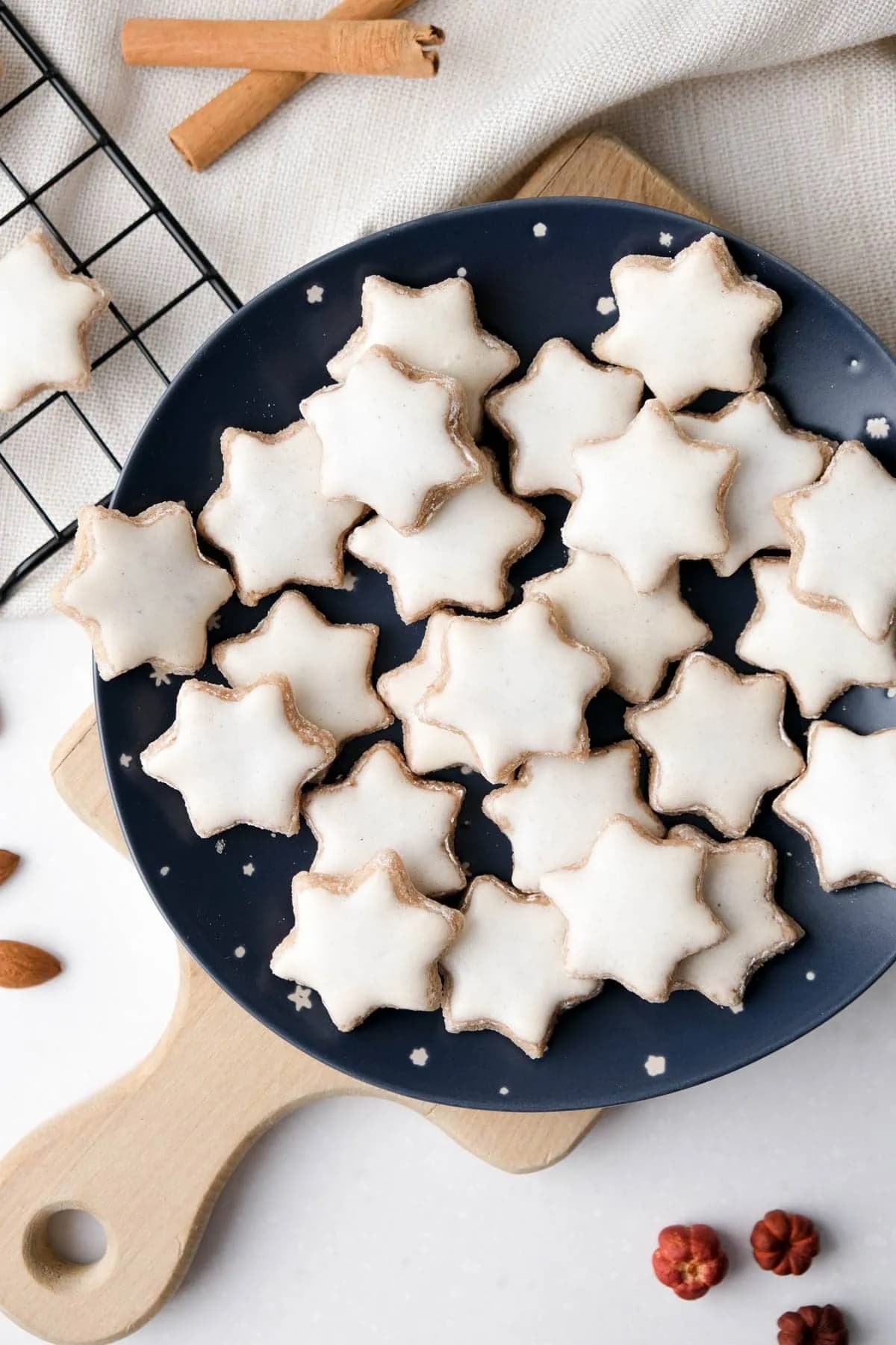 Love making Christmas cookies? Looking for quick and easy Christmas cookie recipes to try this year? Check out my roundup of 70 Easy Christmas Cookie Recipes with Few Ingredients with classic Christmas cookies everyone will love! 