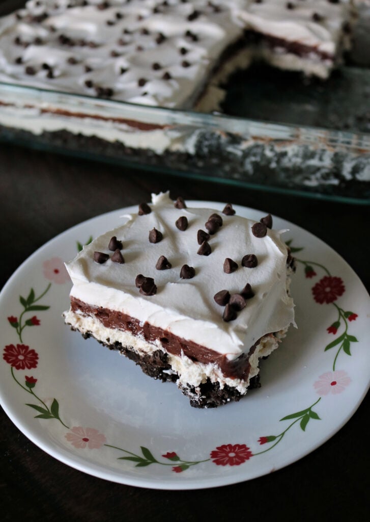 Craving a delicious and quick chocolate dessert? Try my Easy No Bake Chocolate Lasagna! It's made simple with layers of crushed Oreo cookies, sweetened cream cheese, chocolate pudding, cool whip, and miniature chocolate chips.